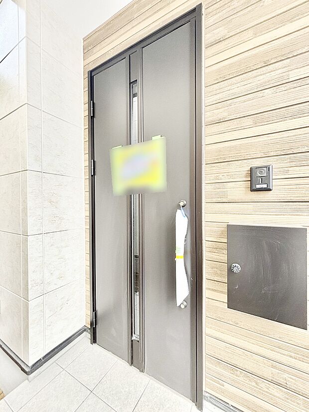 【玄関】玄関前は雨が降っても濡れにくい屋根付き