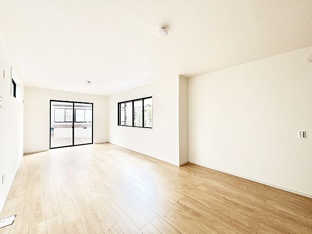 【リビングダイニング】大きな窓からたっぷりの陽光と風を感じられるリビング