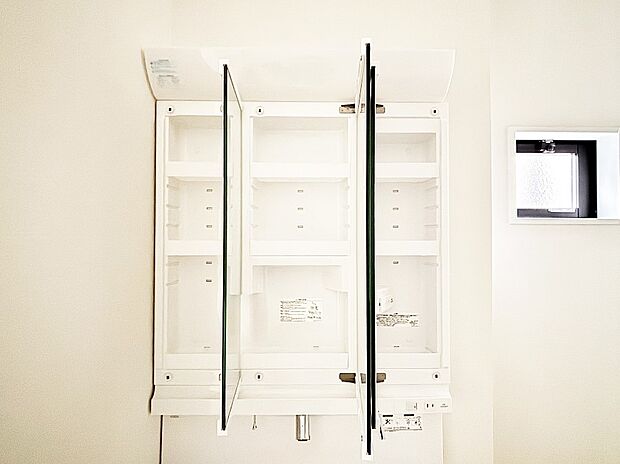 【その他設備(三面鏡裏収納)】三面鏡の裏に、化粧品や衛生用品などを収納可能。洗面台をすっきりと保ちます!