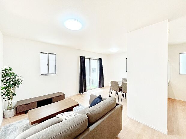 【リビング】明るい陽光に包まれる心地のよいリビングで家族団らんが楽しめます！