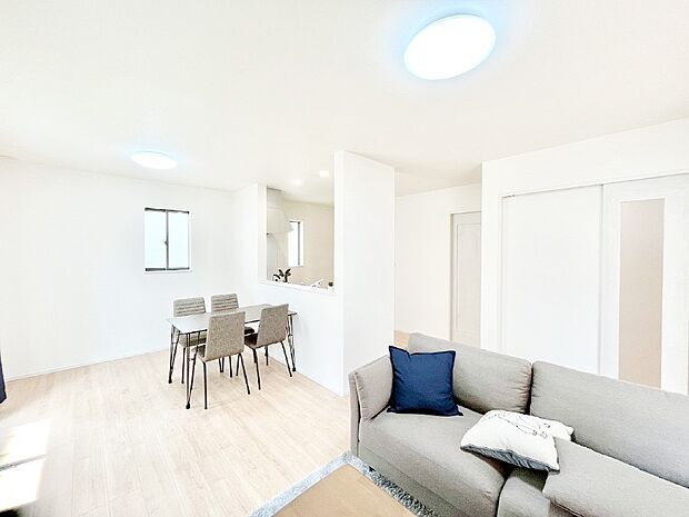 【リビングダイニング】ご家族が自然と集まり、賑やかな笑い声で包まれる憩いの空間になりそうですね！