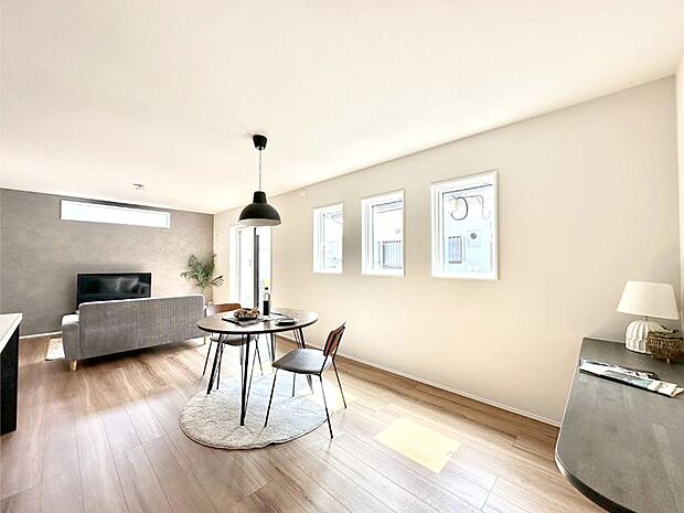 【ダイニング】明るい陽光が注ぎ、寛ぎの雰囲気に満たされるダイニング。