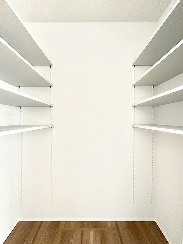 【その他設備(パントリー)】キッチンにはパントリー!食材のストックはもちろん、日用品の収納など使い方はいろいろ!