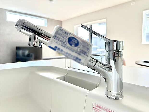 【その他設備(浄水器)】いつでも清潔なおいしいお水を。一つの水栓で水道水と浄水を使い分け。