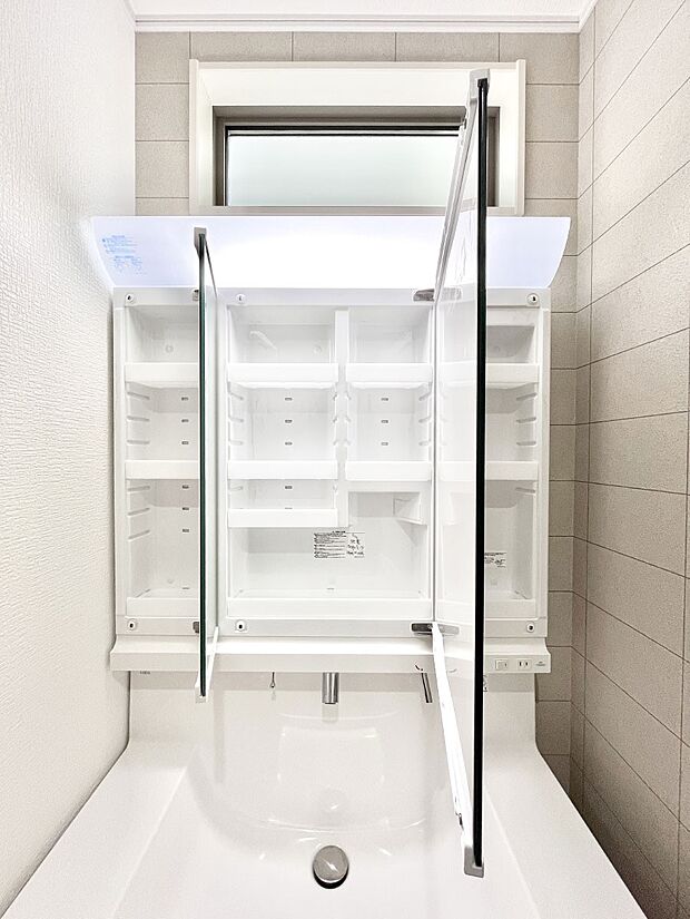 【その他設備(三面鏡裏収納)】三面鏡の裏に、化粧品や衛生用品などを収納可能。洗面台をすっきりと保ちます！