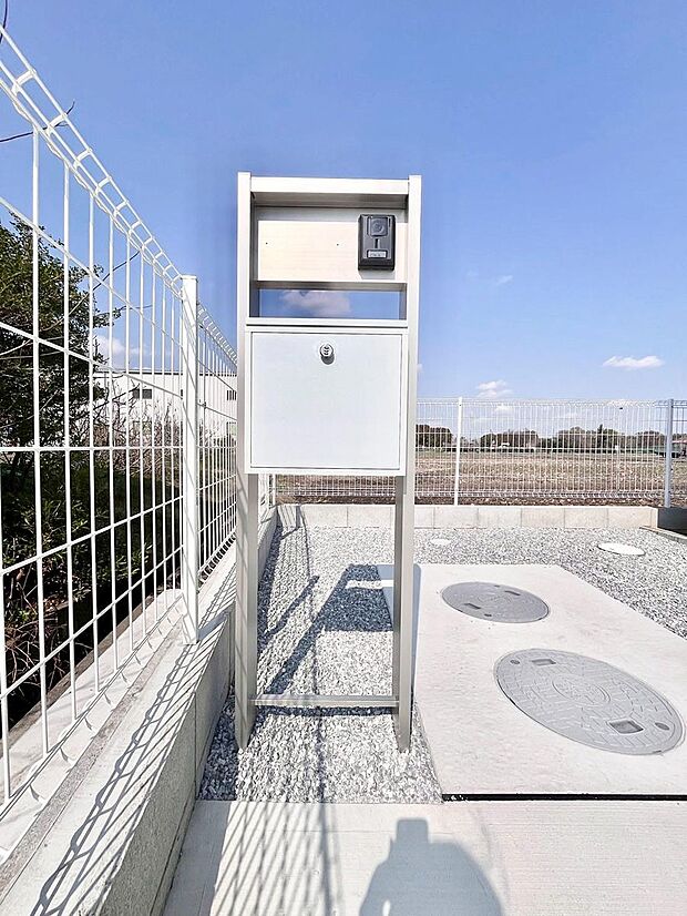 【その他現地】シンプルデザインのポスト。