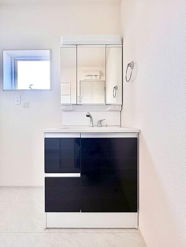 【洗面台・洗面所】大きく見やすい三面鏡で清潔感ある洗面台は、身だしなみチェックや肌のお手入れにおすすめです。