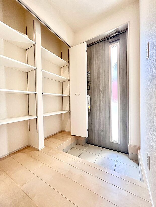 【その他設備(シューズボックス)】たっぷり収納できるシューズボックスで家族全員の靴も、玄関すっきり。