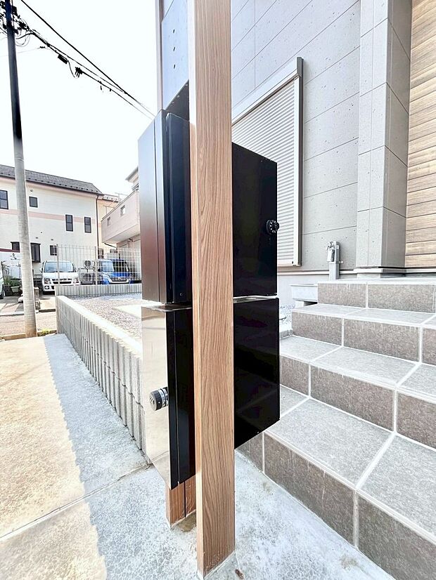 【その他現地】表札・インターホン・ポスト・宅配ＢＯＸをひとつに集約。エントランスになじむシンプルデザイン。