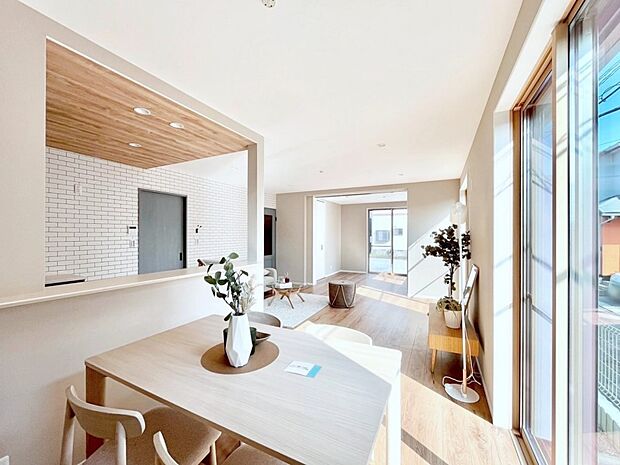 【ダイニング】家族の笑顔が自然と生まれてくる、そんな雰囲気のダイニングに仕上がっています。