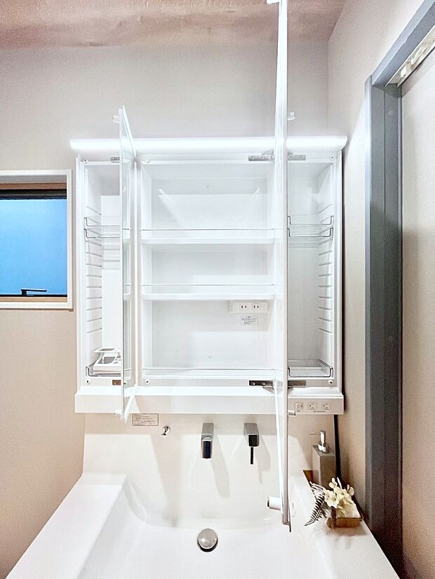 【その他設備(三面鏡裏収納)】三面鏡の裏に、化粧品や衛生用品などを収納可能。洗面台をすっきりと保ちます！