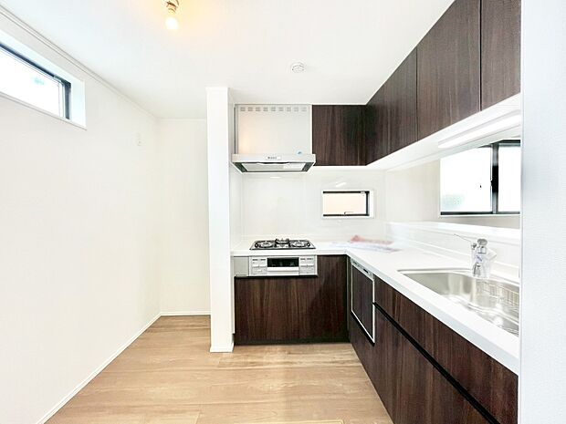 【キッチン】L字型だと料理するスペースも広々と使えます。コンパクトに動けてお料理ラクラク。  