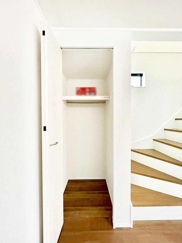 【その他設備(リビング収納)】リビング収納。ここに収納があると物が集まるLDKがスッキリ片付きそうですね。