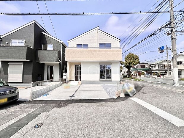 【現地外観写真】洗練された外観、上質な住空間が広がる室内は永く安心して過ごせる住居です。 