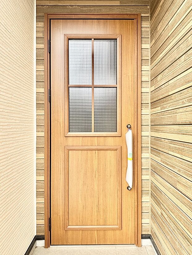 【玄関】住まいの顔を演出する、玄関ドア。 