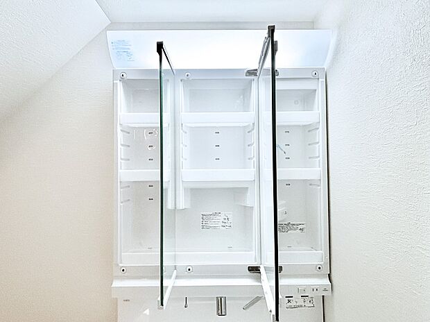 【その他設備(三面鏡裏収納)】三面鏡の裏に、化粧品や衛生用品などを収納可能。洗面台をすっきりと保ちます！