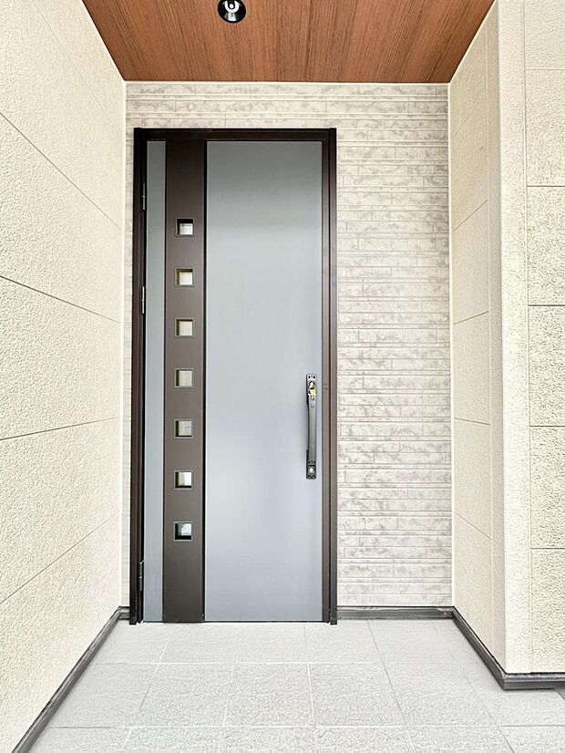 【玄関】大切な家族、来客を出迎える玄関。