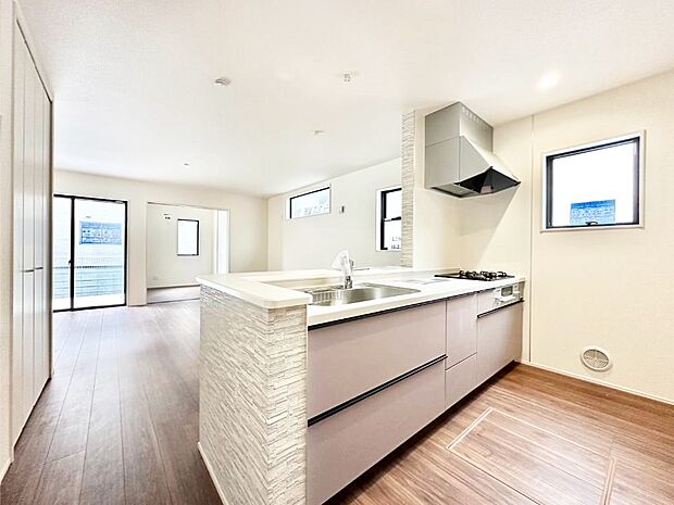 【ダイニングキッチン】料理をしながらでもご家族との会話を楽しめる対面キッチン