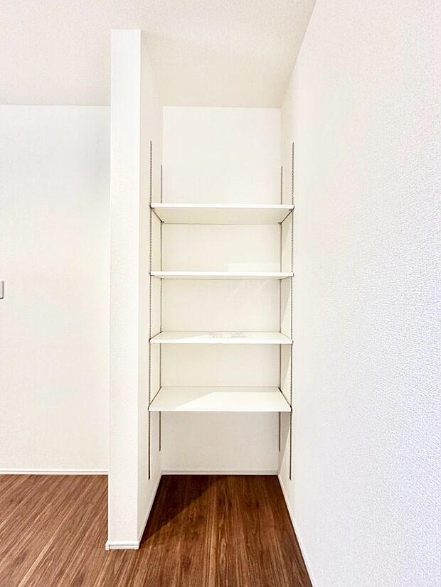 【その他設備(キッチン可動棚)】キッチン後方の可動棚付き収納はパントリーとしても利用できます。