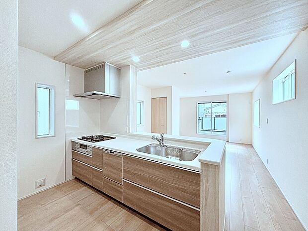 【ダイニングキッチン】リビングで遊ぶお子様を見守りながらお料理ができる対面キッチン。  