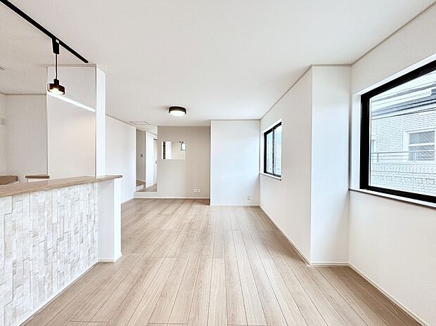 【ダイニング】家族の笑顔が自然と生まれてくる、そんな雰囲気のダイニングに仕上がっています。