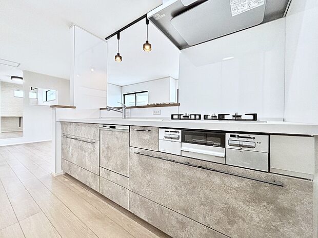 【ダイニングキッチン】料理をしながらでもご家族との会話を楽しめる対面キッチン