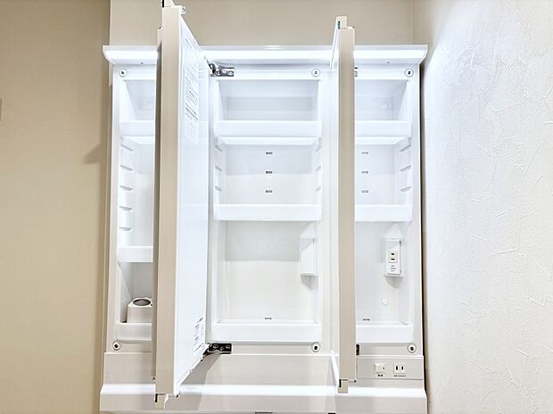 【その他設備(三面鏡裏収納)】三面鏡の裏に、化粧品や衛生用品などを収納可能。洗面台をすっきりと保ちます！