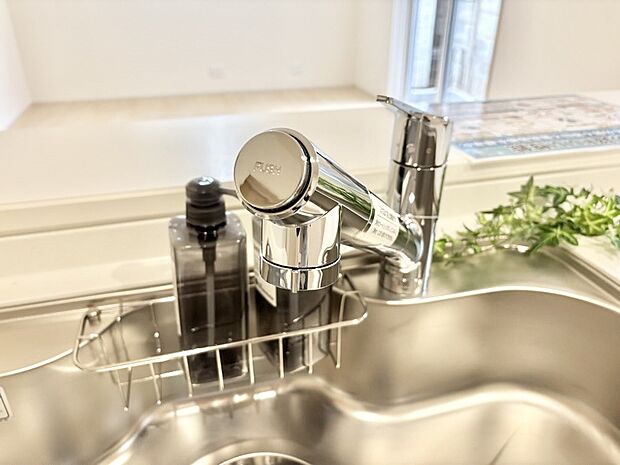 【その他設備(浄水器)】いつでも清潔なおいしいお水を。一つの水栓で水道水と浄水を使い分け。