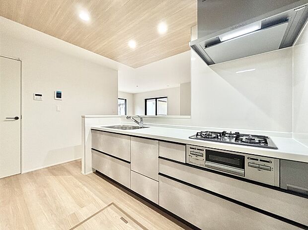 【ダイニングキッチン】料理をしながらでもご家族との会話を楽しめる対面キッチン