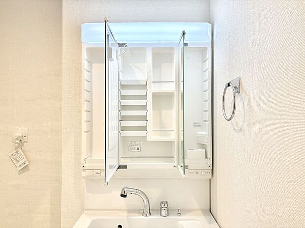 【その他設備(三面鏡裏収納)】三面鏡の裏に、化粧品や衛生用品などを収納可能。洗面台をすっきりと保ちます！