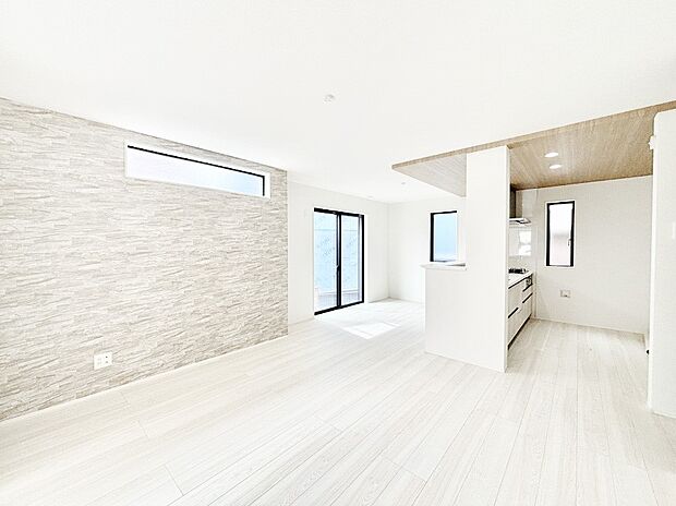 【リビングダイニング】アクセントクロスがオシャレ！家族団らんの時間が充実しそうなリビングダイニング！