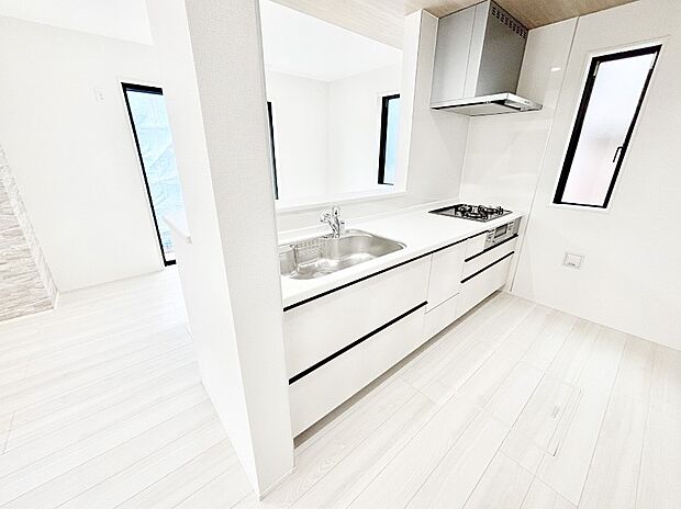 【ダイニングキッチン】ご家族の会話弾む対面キッチン。お料理中のパパママもご家族と過ごす時間が増えそう！