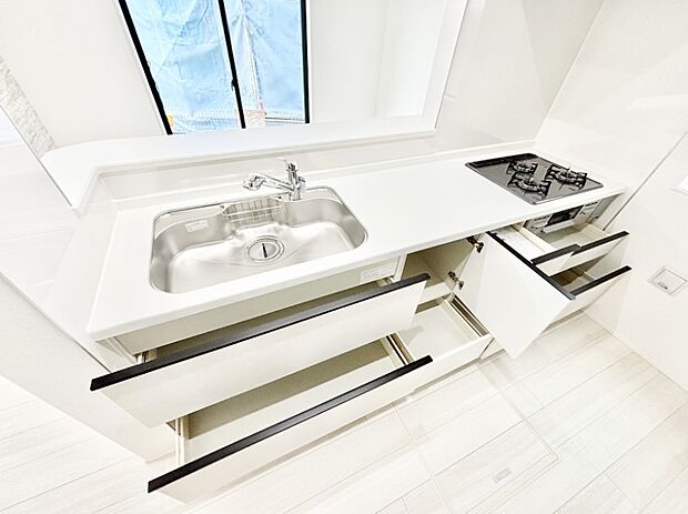 【その他設備(キッチン収納)】収納スペースもたっぷり！広々とした作業スペースで家事もラクラク！