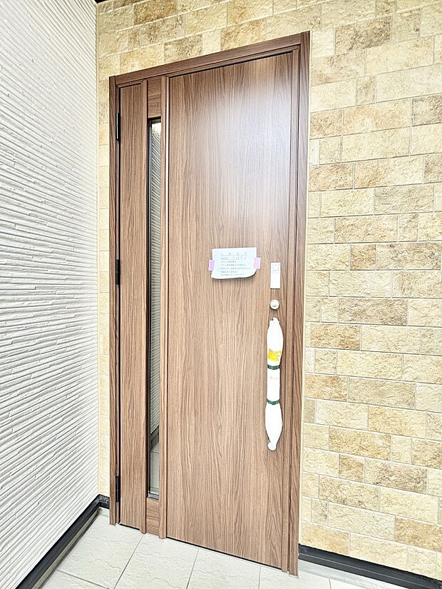 【玄関】大切な家族、来客を出迎える玄関。