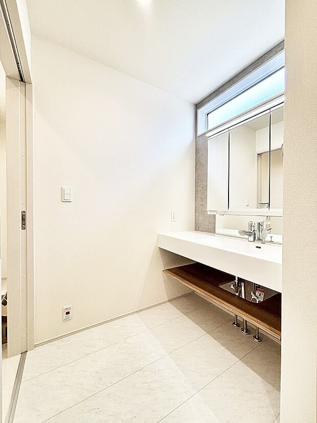 【洗面台・洗面所】大きく見やすい三面鏡で清潔感ある洗面台は、身だしなみチェックや肌のお手入れにおすすめです。