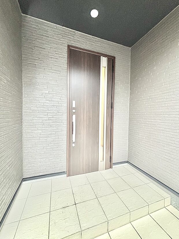 【玄関】大切な家族、来客を出迎える玄関。