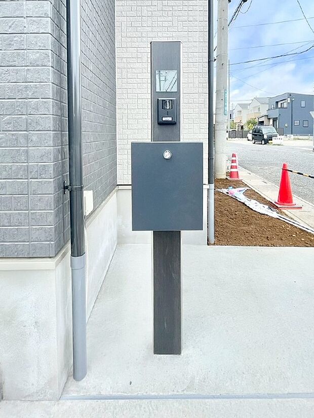 【その他現地】シンプルデザインのポスト。
