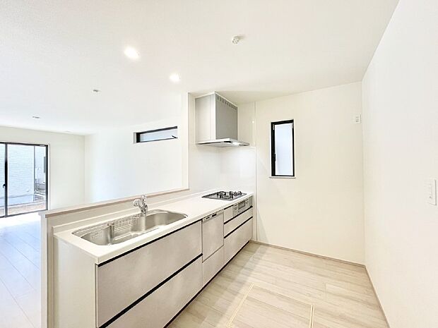 【ダイニングキッチン】爽やかな風が通り抜けるキッチン。窓があるので明るく換気にも役立ちます。