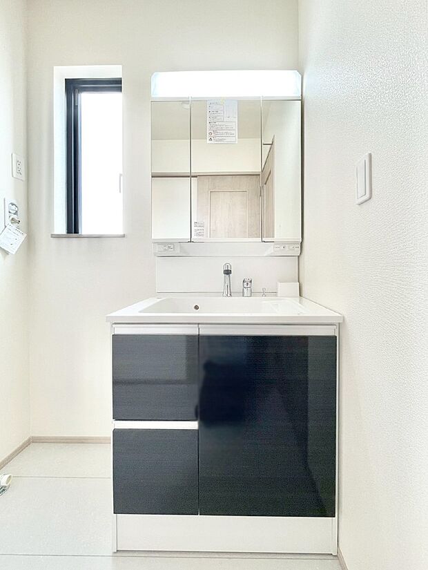 【洗面台・洗面所】大きく見やすい三面鏡で清潔感ある洗面台は、身だしなみチェックや肌のお手入れにおすすめです。