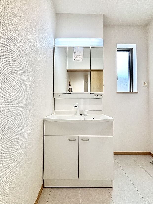 【洗面台・洗面所】大きく見やすい三面鏡で清潔感ある洗面台は、身だしなみチェックや肌のお手入れにおすすめです。