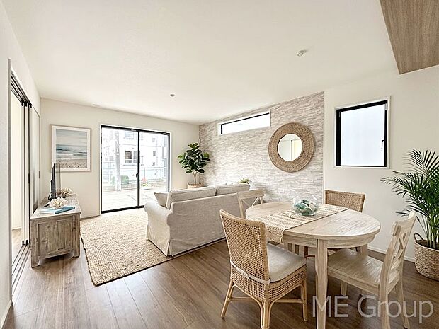 【リビング】大きな窓からたっぷりの陽光と風を感じられるリビング　※家具はCGです  