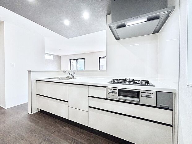 【キッチン】リビングを見渡せる人気のカウンターキッチン。 家族を見守りながら家事をすることができます。