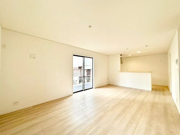 【リビングダイニング】大きな窓からたっぷりの陽光と風を感じられるリビング