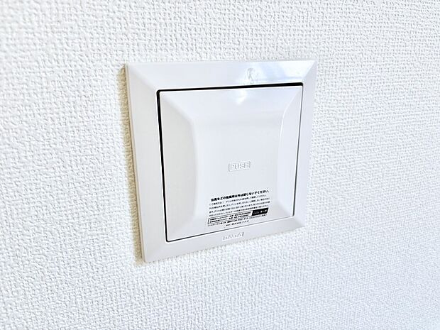 【冷暖房・空調設備(24時間換気システム)】新鮮な空気をお部屋に取り込んで停滞していた「悪い空気」を追い出して健康的な毎日を送りましょう。