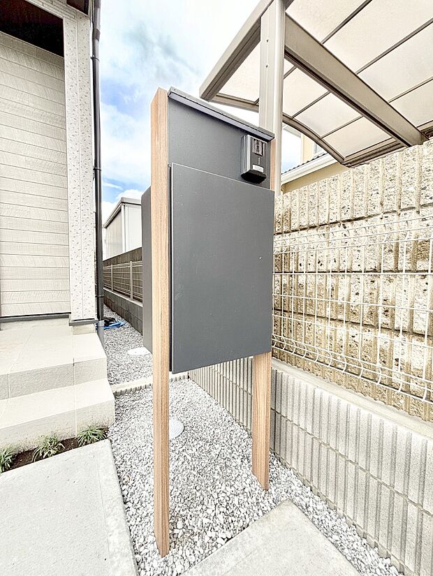 【その他現地】シンプルデザインのポスト。