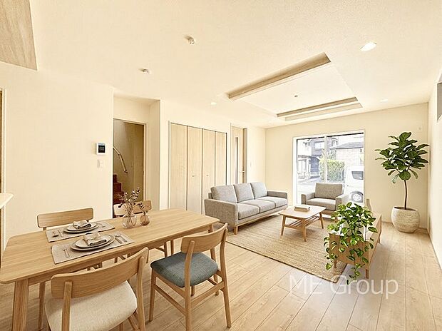 【リビング】ご家族の賑やかな話し声で包まれる明るいリビング  ※家具はCGです