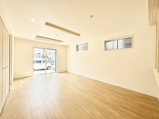 【ダイニング】折り上げ天井はは立体的な奥行きがあるので、天井が広く見えて開放的な空間を演出できます。  