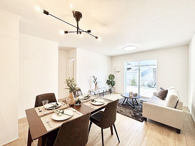 【リビングダイニング】明るい陽光が注ぎ、寛ぎの雰囲気に満たされるリビング・ダイニング