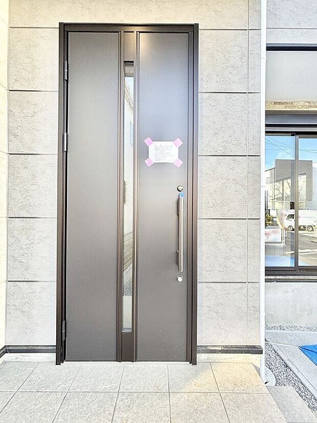 【玄関】住まいの顔を演出する、玄関ドア。 