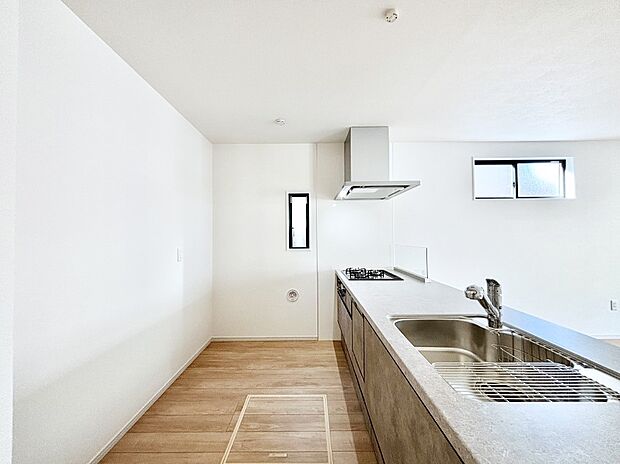 【ダイニングキッチン】爽やかな風が通り抜けるキッチン。窓があるので明るく換気にも役立ちます。